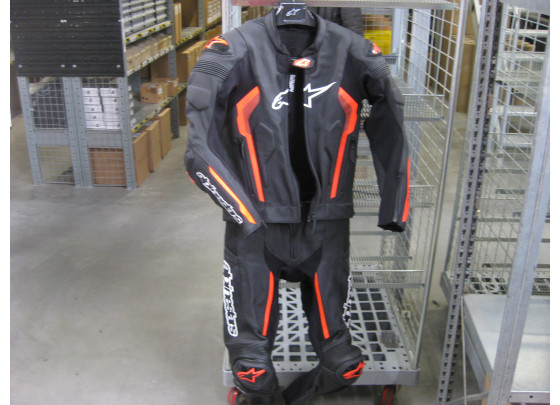 B-Ware: Alpinestars Missile V2 Lederkombi 2tlg. Herren, Größe 48, schwarz/fluorot B-Ware: Alpinestars Missile V2 Lederkombi 2tlg. Herren, Größe 48, schwarz/fluorot